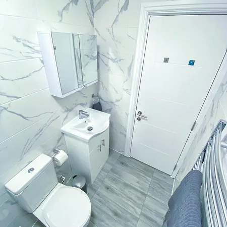 Modern 1-Bedroom Flat, 5 Guest, London - F2 Exterior photo