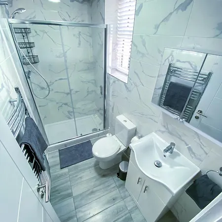 Modern 1-Bedroom Flat, 5 Guest, London - F2 Exterior photo