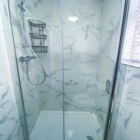 Modern 1-Bedroom Flat, 5 Guest, London - F2 Exterior photo